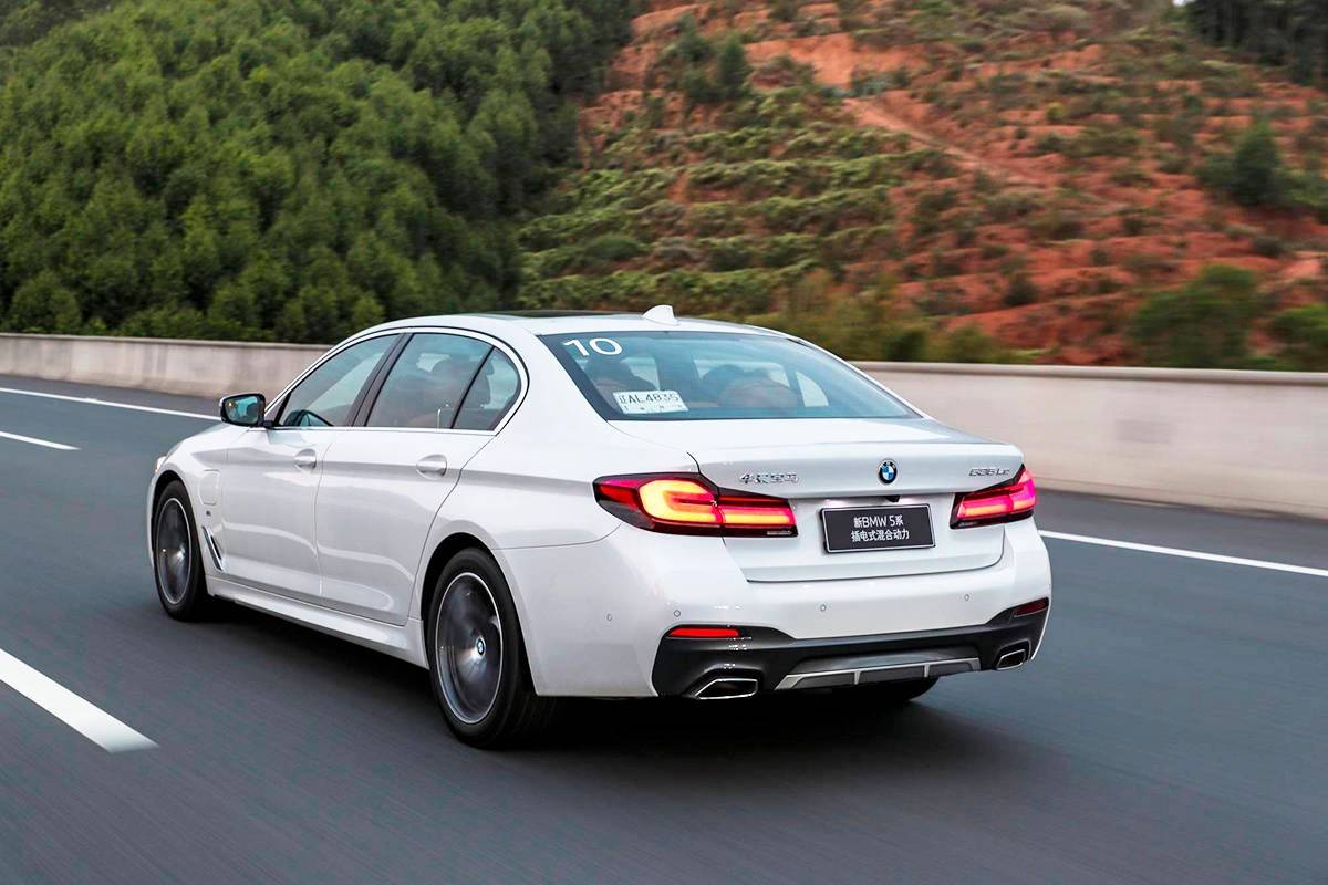 95万起,性能堪比7系,最值宝马5系是插混,比奔驰e350el香?