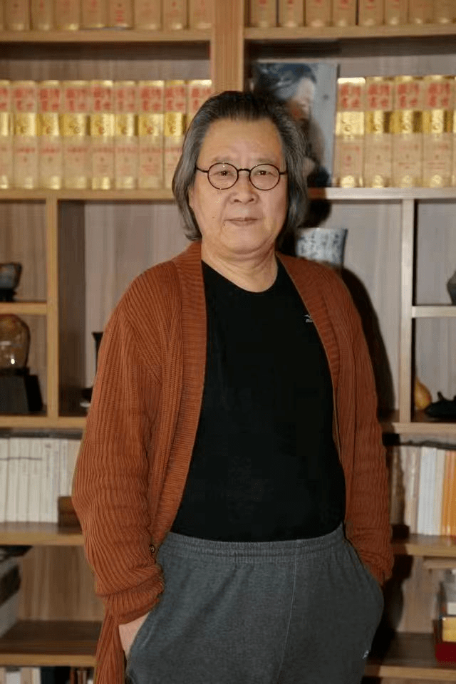 胡石别署龙溪山人,五七年生,右军故里人