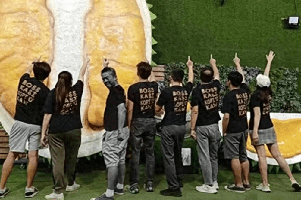 好拍一组背影,可拍完后大家才发现,张永华不知为何在最后时刻回过头来