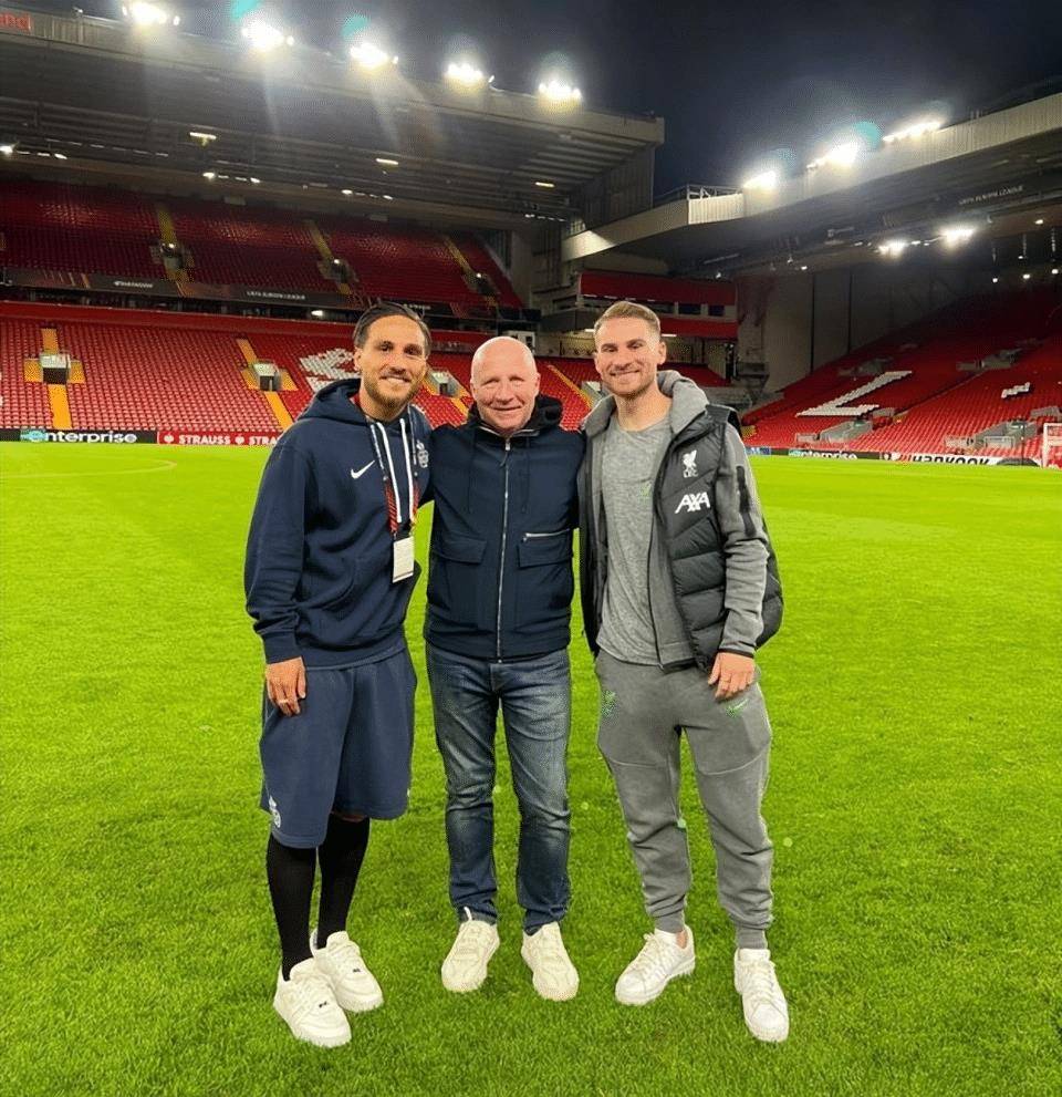 阿根廷演绎父子国脚传奇,家里哥仨都是球员,二弟在利物浦踢球_比赛