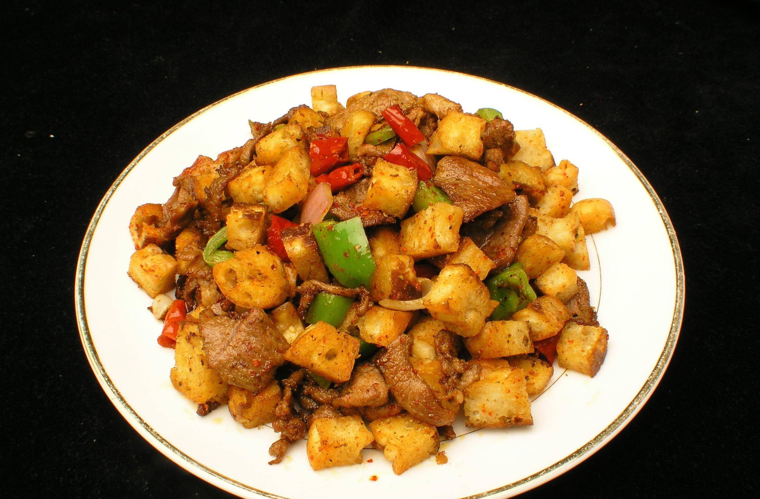 馕丁炒肉主料:馕半张;辅料:牛肉250克,洋葱半头,葱适量,姜适量,蒜适量