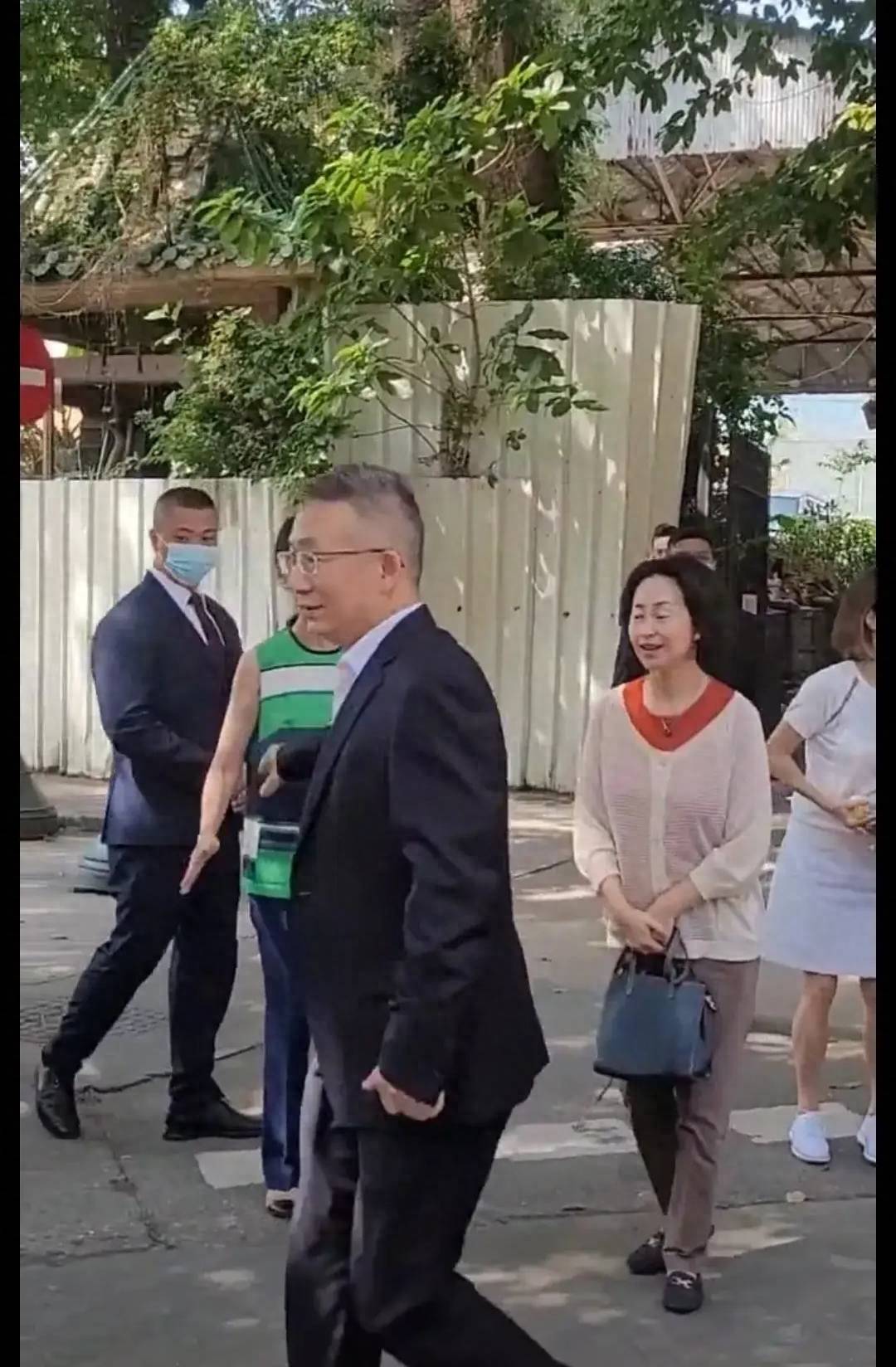 何超琼穿着朴素似普通大妈,送客人离开彬彬有礼太客气