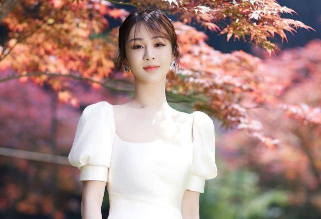 杨紫下台时险摔倒,工作人员置之不理,刘雨昕一个举动暴露人品_裙子