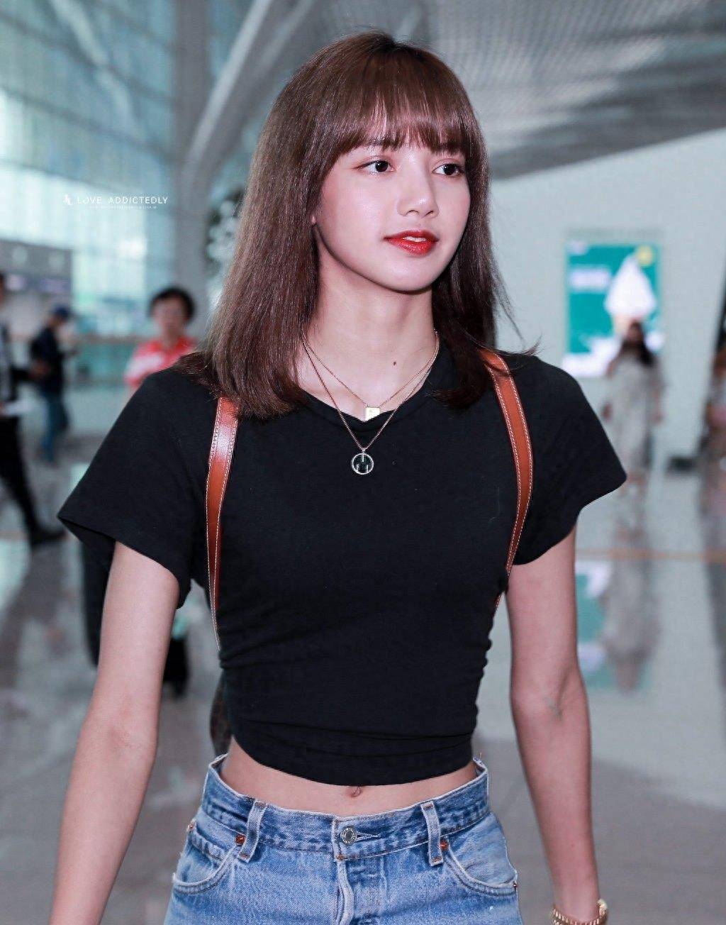 lisa演唱会哭了,舞台上秀腰线秀长腿,私服穿搭甜美休闲差别大_审美