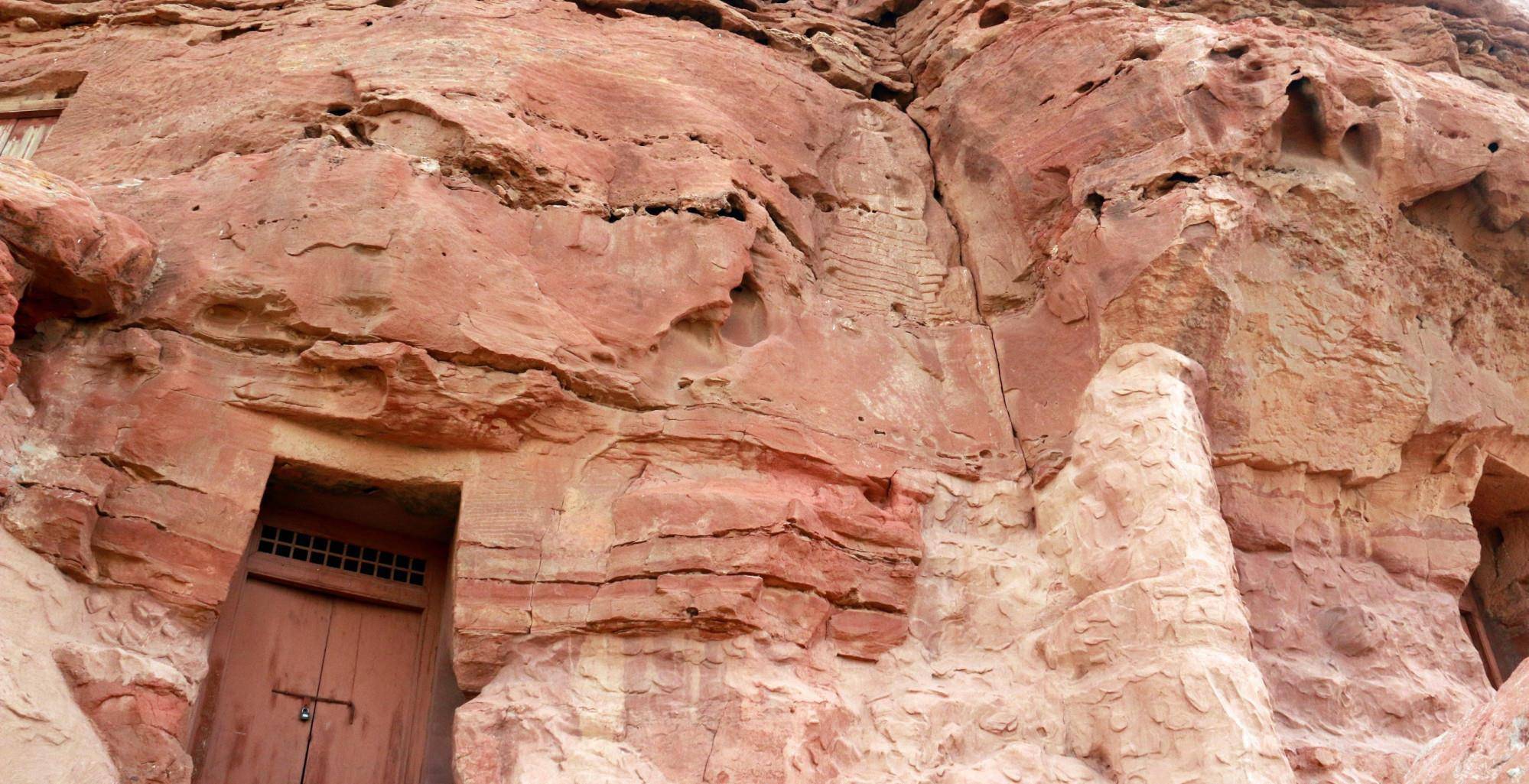 内蒙古草原上罕见的石窟,位置偏僻游客稀少,成吉思汗曾在此养伤_阿尔