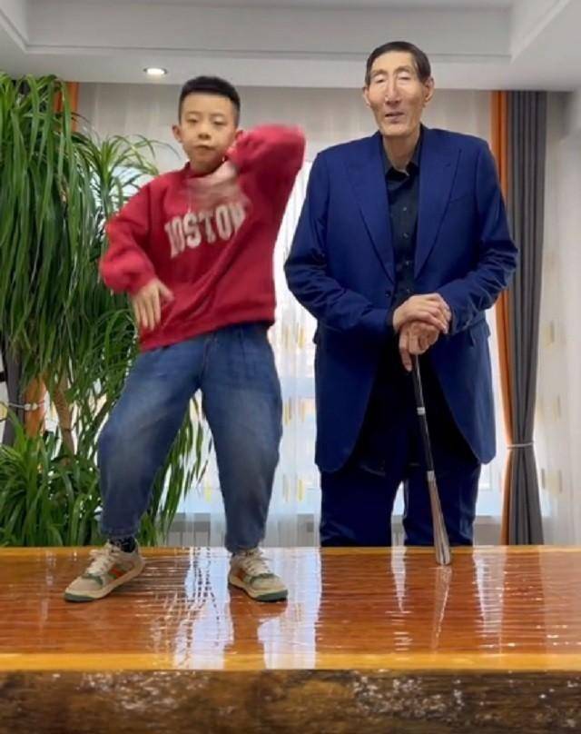 2008年,中国第一巨人鲍喜顺,不顾医生劝阻生下儿子,如今怎样?