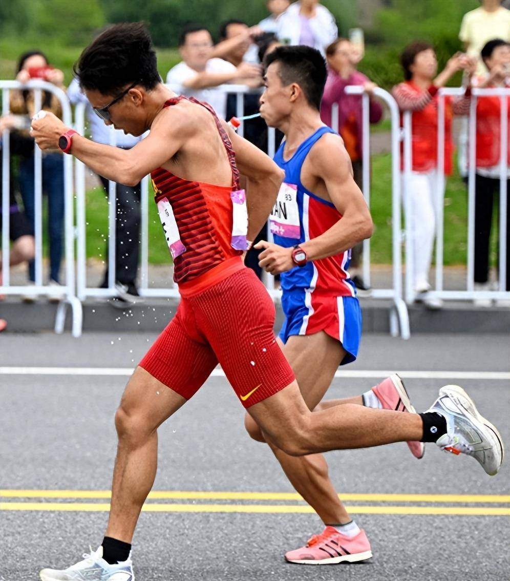 朝鲜运动员韩日龙,带着十几元的电子表,穿着十几年前的缓震跑鞋