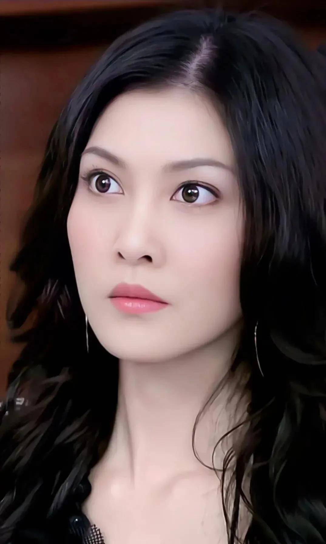 李彩桦,是一位备受赞誉的华语演员,她的出色表现和丰富经历,使得她在