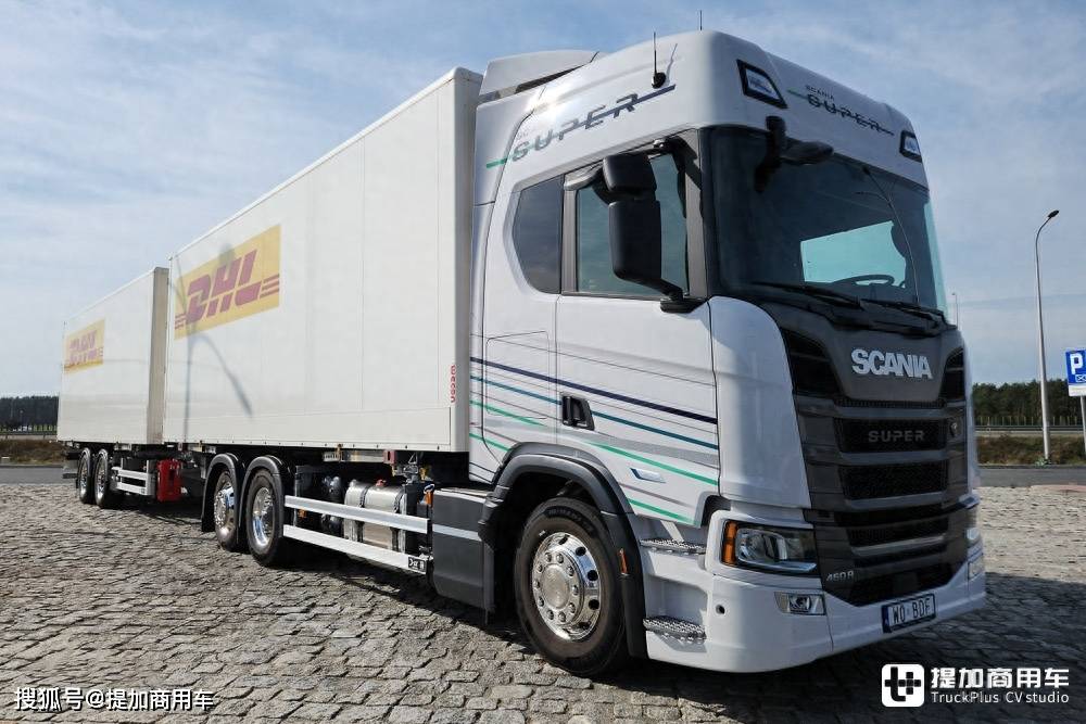 斯堪尼亚交换箱中置轴载货车实拍,生活设施丰富,双节车厢抢眼_搜狐