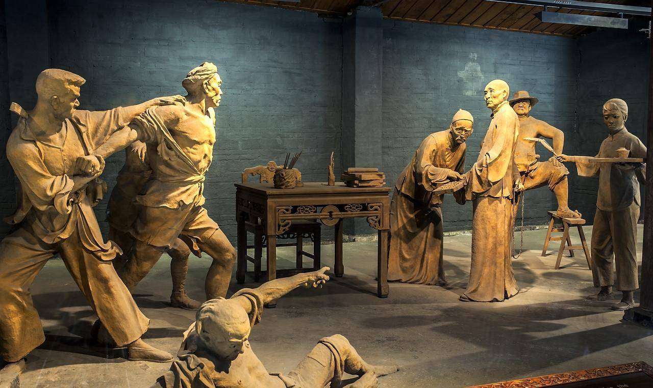 图为反映收租的泥塑作品.刘文彩庄园是大地主刘文采和刘文辉的私宅.