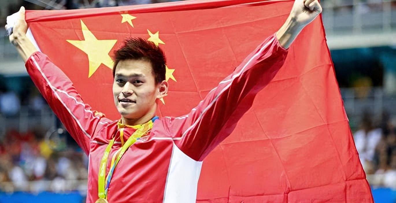 没拿冠军 可以披国旗绕场吗?