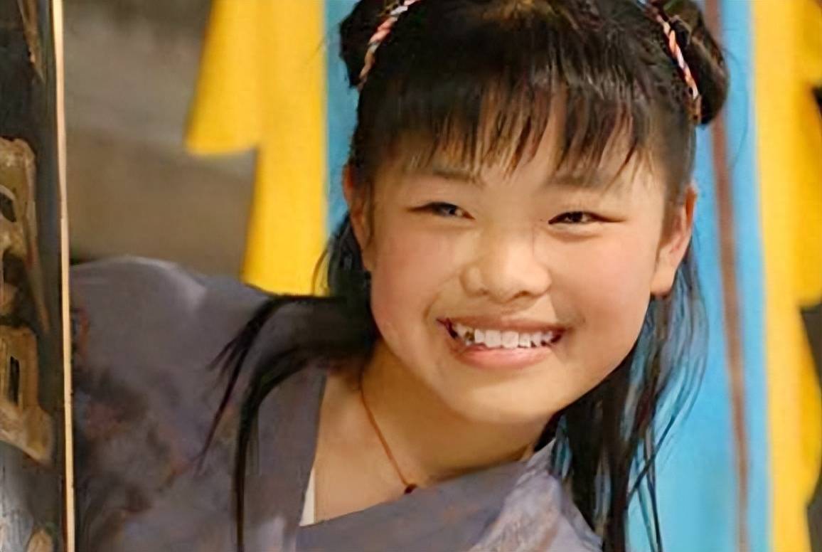 "整容式成长"莫小贝,曾被称为最丑童星,如今诠释真女大十八变_父母_王