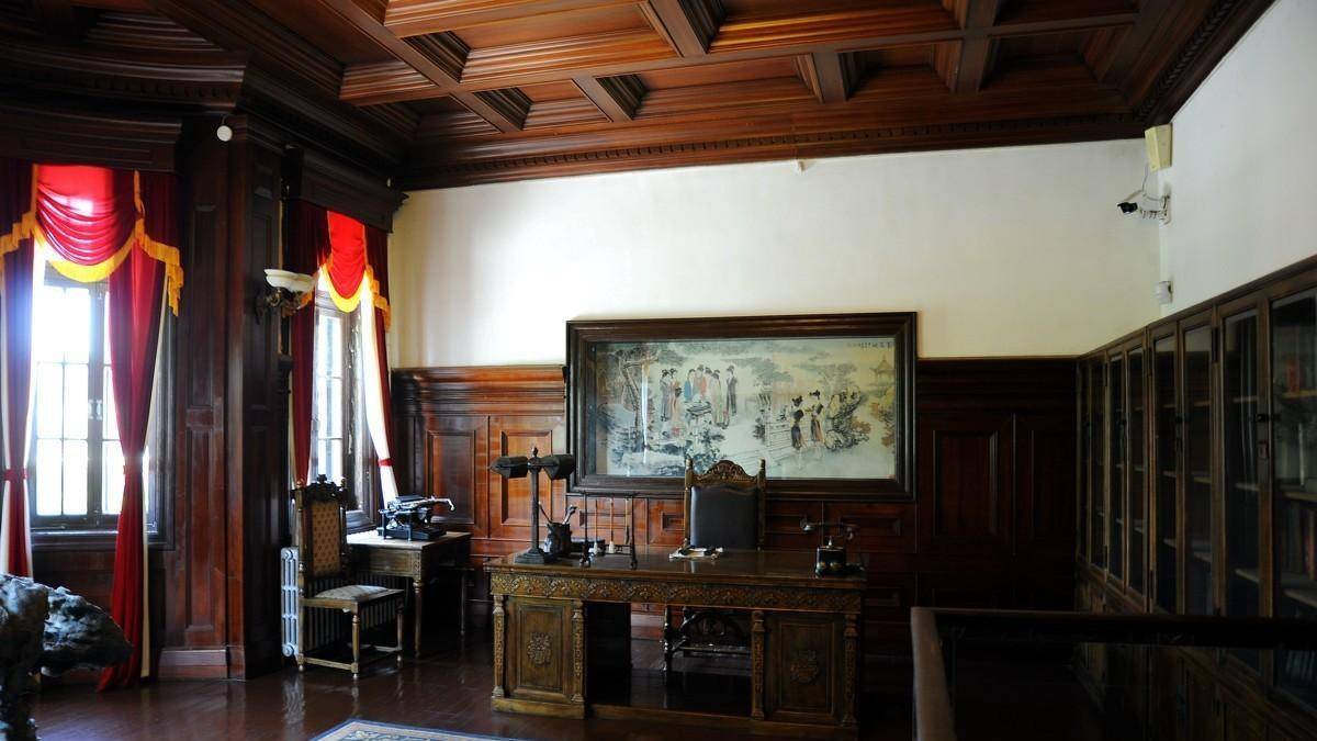 反观张学良,事变发生时他身在北京,结果至死也未能再回到大帅府.