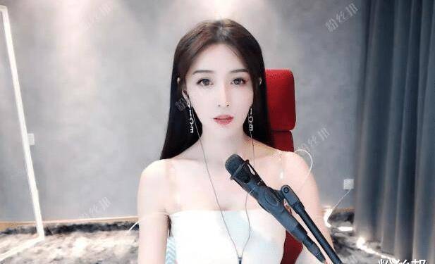 晓晓现在已经是yy上的百万粉丝主播,小洲也是称他为奇领公会"一姐"