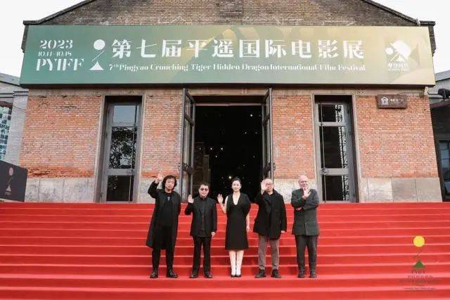 马苏穿深V红毯秀性感!曾与孔令辉同居11年,李小璐出轨门后口碑彻底崩塌!
