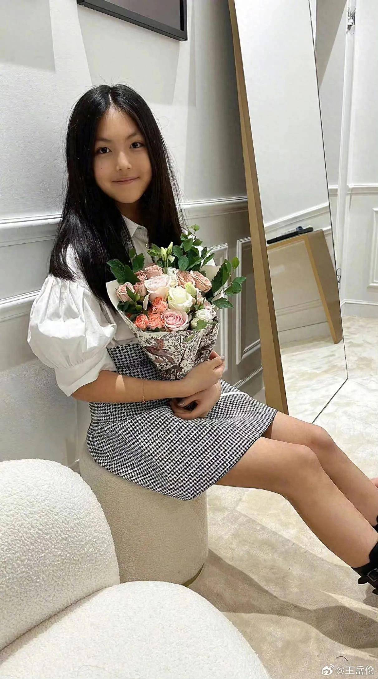 李湘王岳伦晒照为女儿庆生,14岁王诗龄亭亭玉立,愈发漂亮淑女