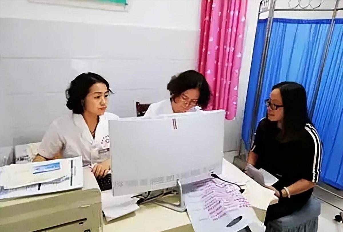 2019年女子备孕十年没怀上孩子,腹痛去医院看病,医生:你要生了_小梅