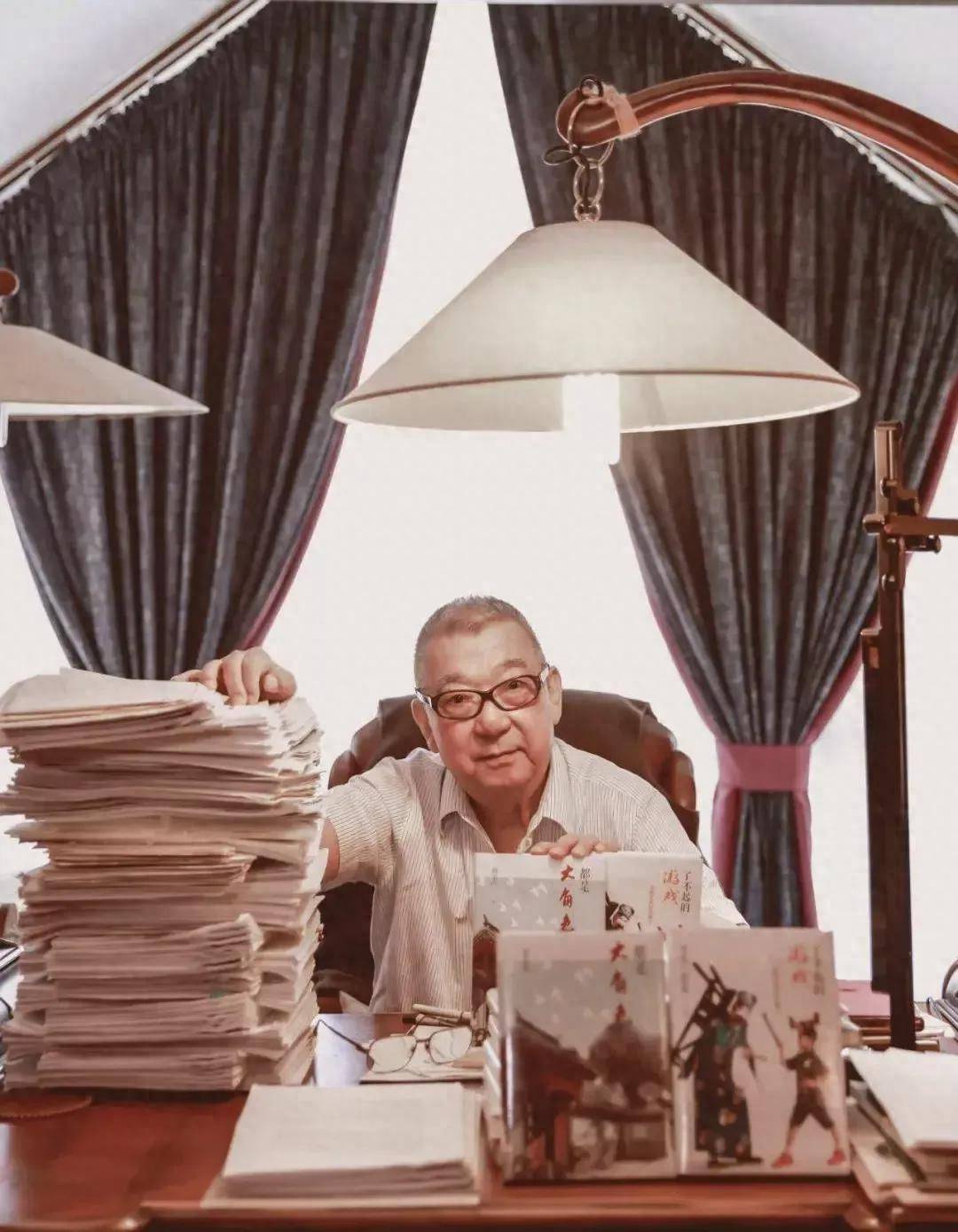 郭宝昌去世消息公布后,娱乐圈众多名导演名演员都发文悼念.