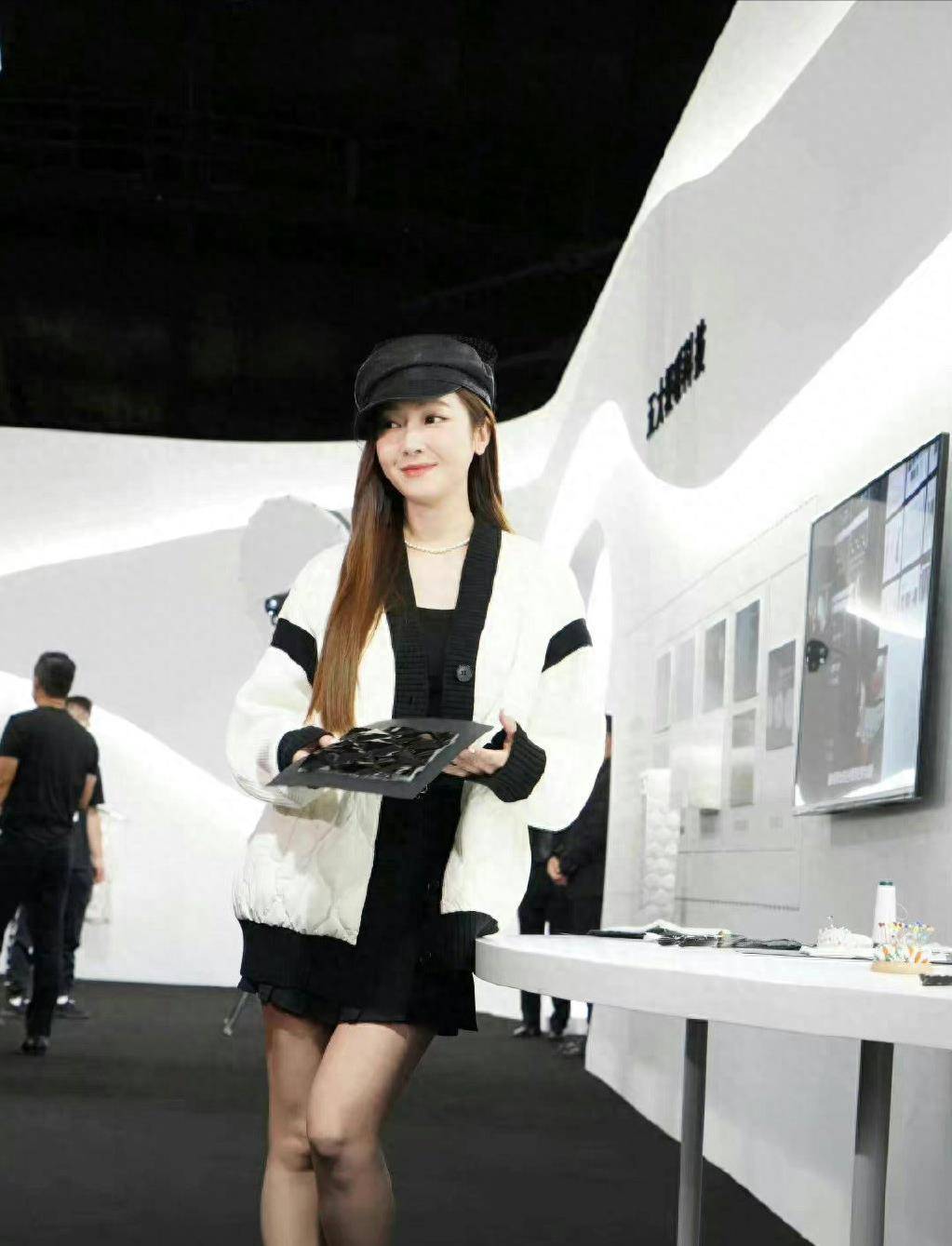 angelababy,郑秀妍同框比美,杨颖开心大笑露出牙龈_外套_时尚_白色