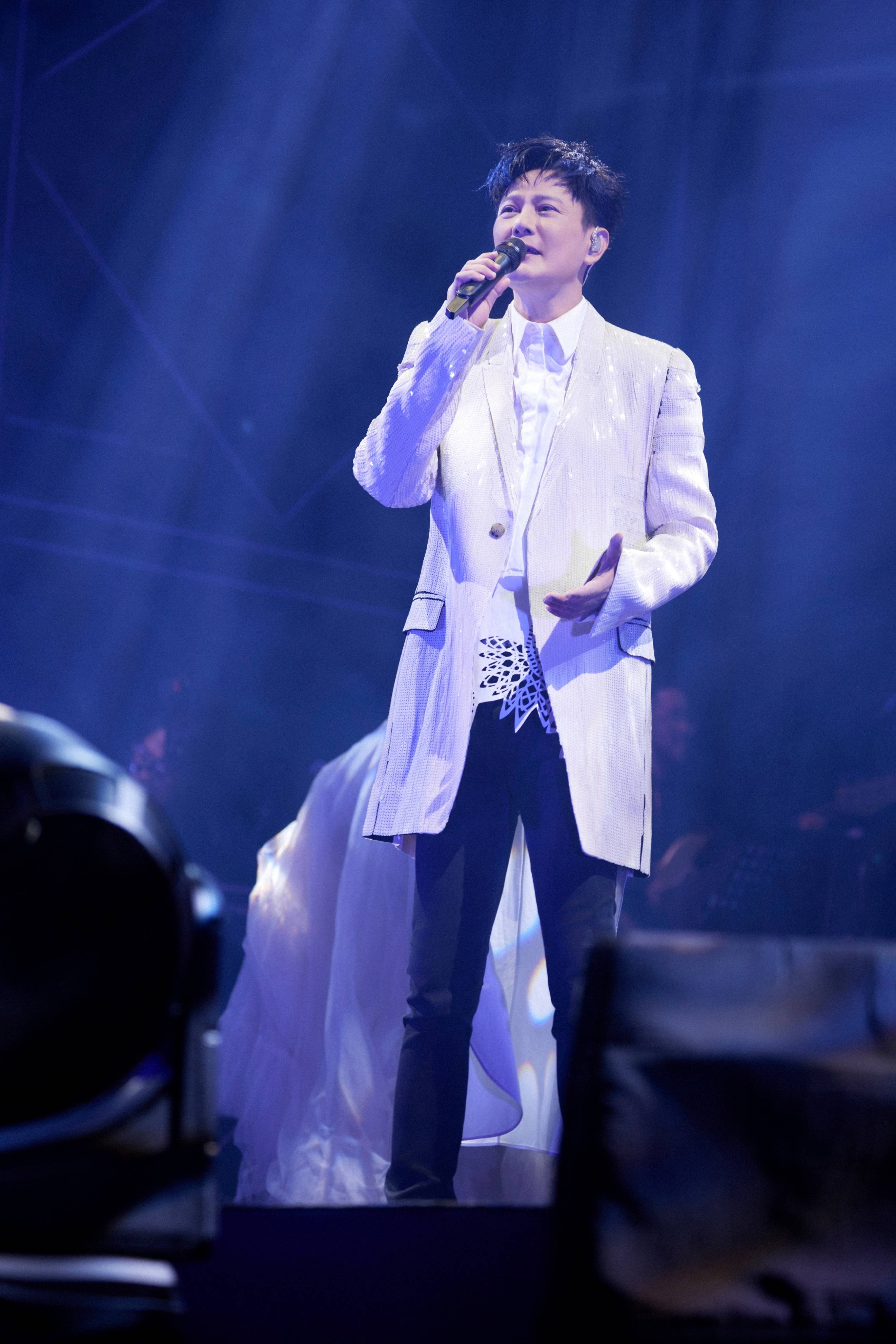 张信哲经典歌曲引发万人合唱_歌迷_音乐_演唱会