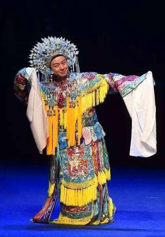 京剧男旦胡文阁虽在舞台但争议颇多,巴特尔沉迷综艺师爷爷成谈资