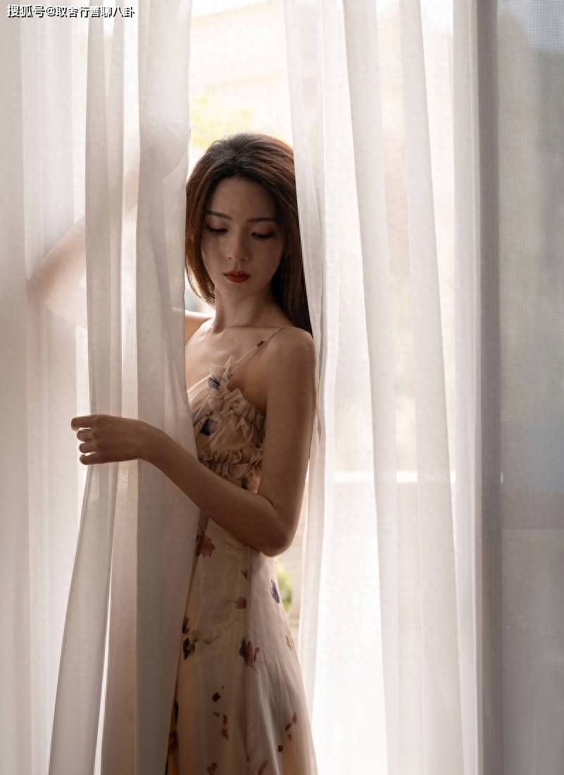 陈瑶分享九宫格美图，穿V型吊带裙秀修长美腿，长发披肩仙气飘飘_照片_观众_连衣裙