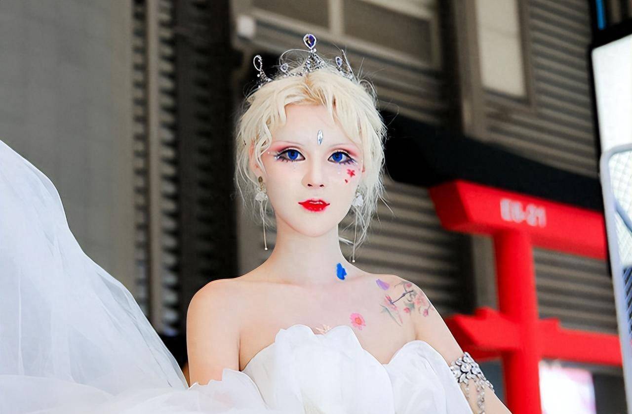 迪丽拉:靠"芭比"长相坐拥百万粉丝,有人竟然花400万一睹真容_时候