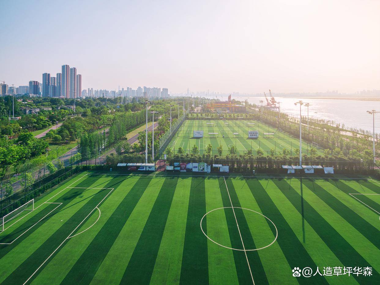 搭建绿茵世界:足球场人造草坪施工流程详解_场地_进行_专用