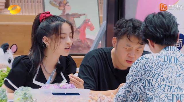 所以杨超越自己也就有发牢骚的时候,而杜海涛站在主持人的角度就和