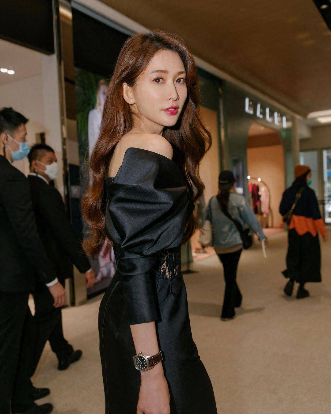 46岁林志玲晒美照庆中秋,手拿鲜花自拍人比花娇,皮肤紧致红润美丽惊人