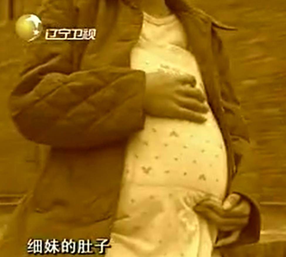 09年广东女子挺55公斤巨肚,怀孕11月未生,医生检查却看不见孩子