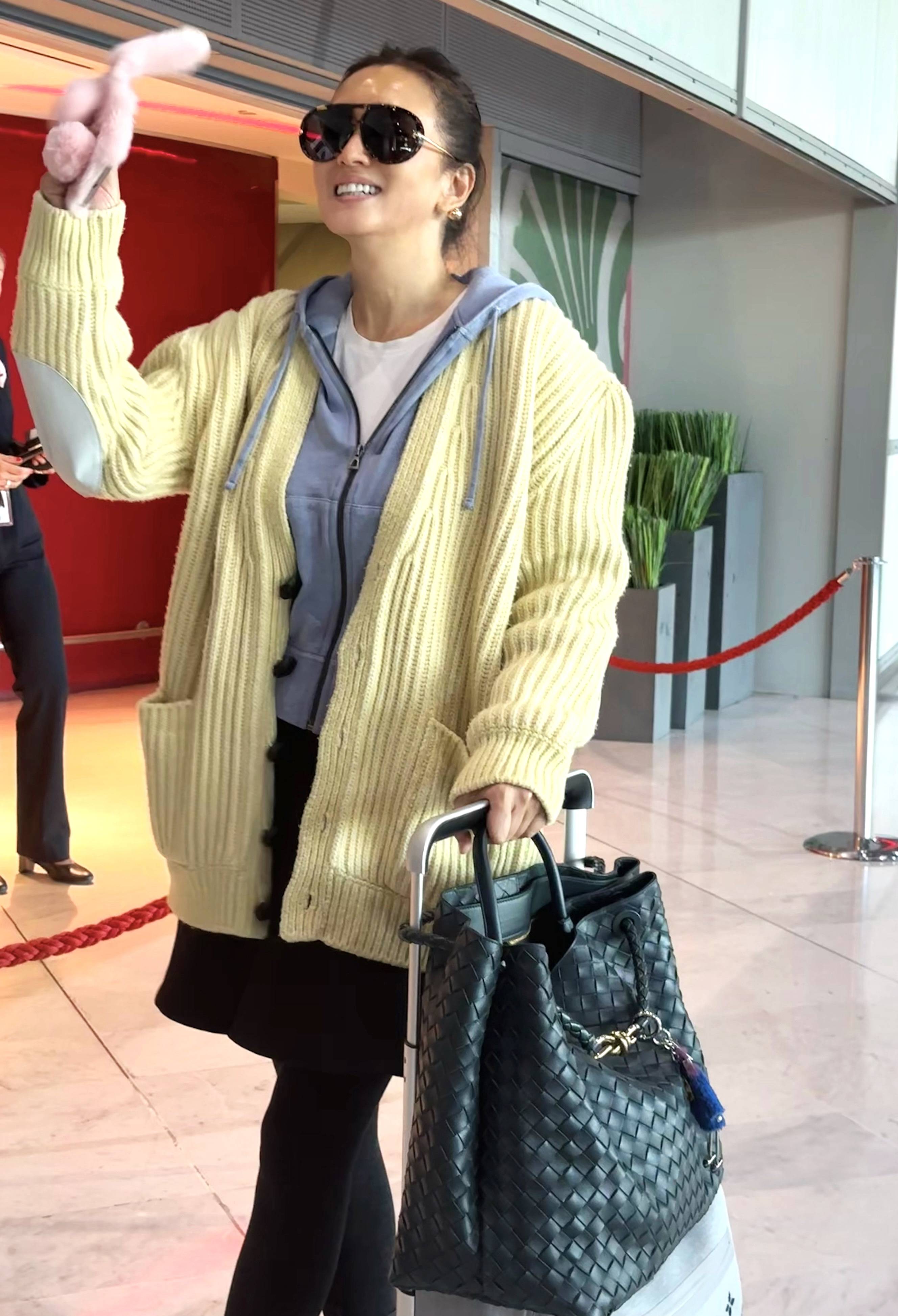 巩俐现身巴黎机场,再次出发!_戴高乐_电影_一身