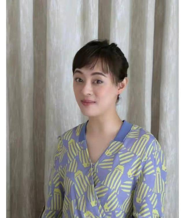 视频中截图中孙俪扎着高马尾,留着齐刘海,感觉整个人的气质都变了