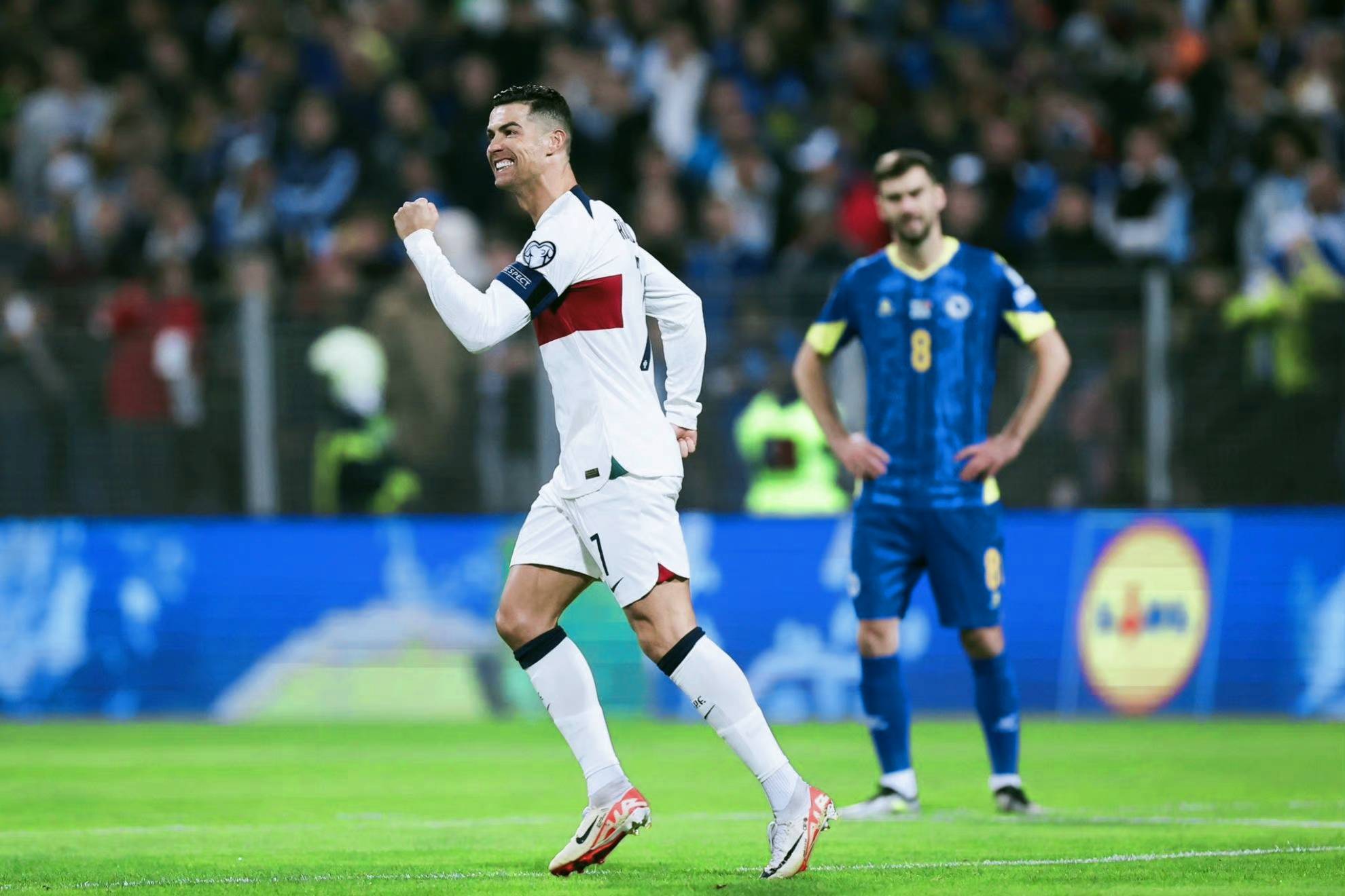 欧预赛-葡萄牙5:0波黑,c罗梅开二度,b费传射,葡萄牙太强大_比赛_实力