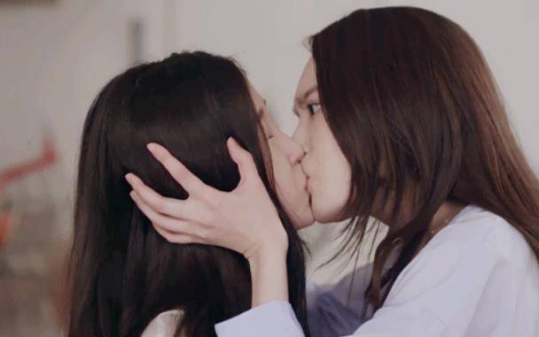 之前虞书欣曾出演过一部剧,在剧中就有这样一个与女生接吻的镜头,完全