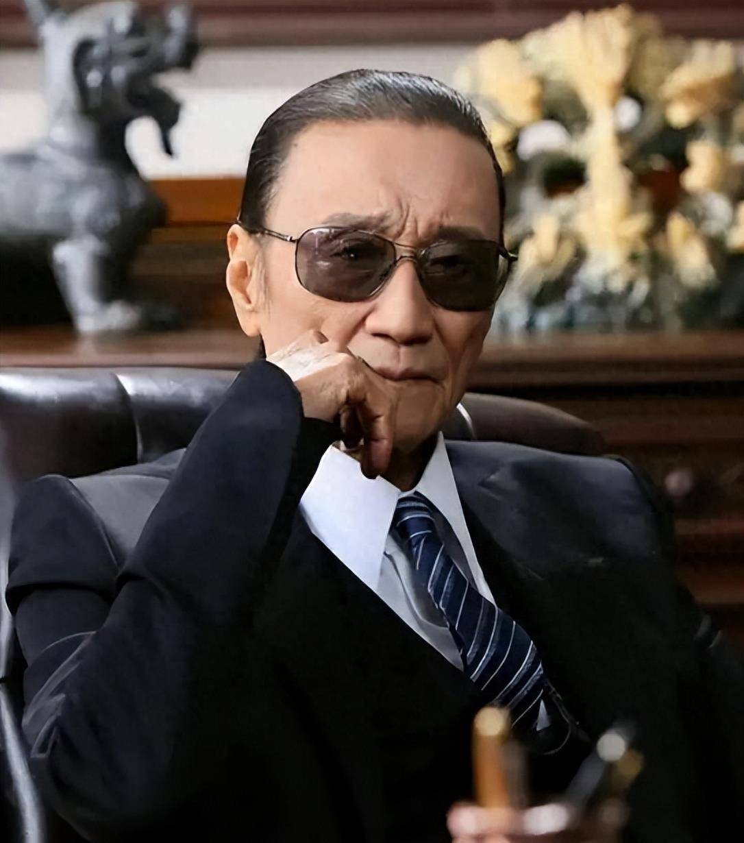 让林青霞穷追不舍,谢贤都不敢得罪,王羽的一生究竟有多传奇?