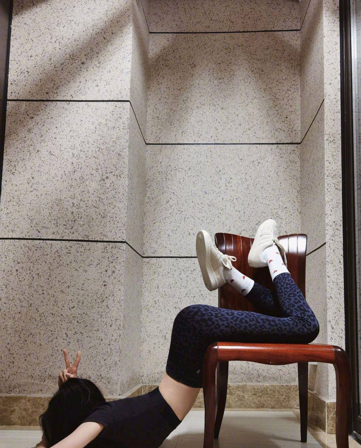 张艺凡晒杨幂同款"漫画腰",趴凳子上腰腿成直角,这柔韧度真实存在?