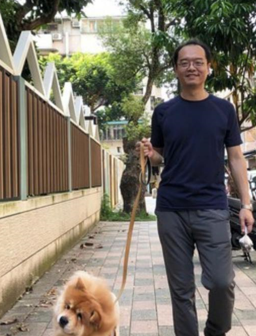 十三岁松狮爬山耍赖,装病要爸爸抱着上去 十三岁松狮爬山耍赖,装病要爸爸抱着上去