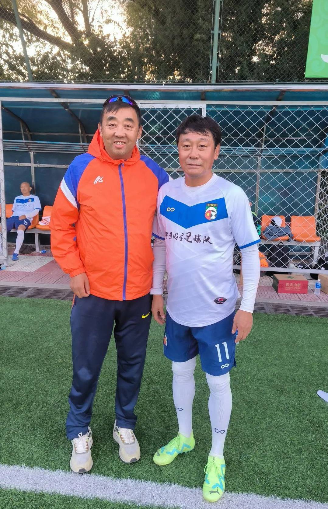 助阵中国明星足球队,高峰风采依旧,国足参加世界杯门将满头白发_江津