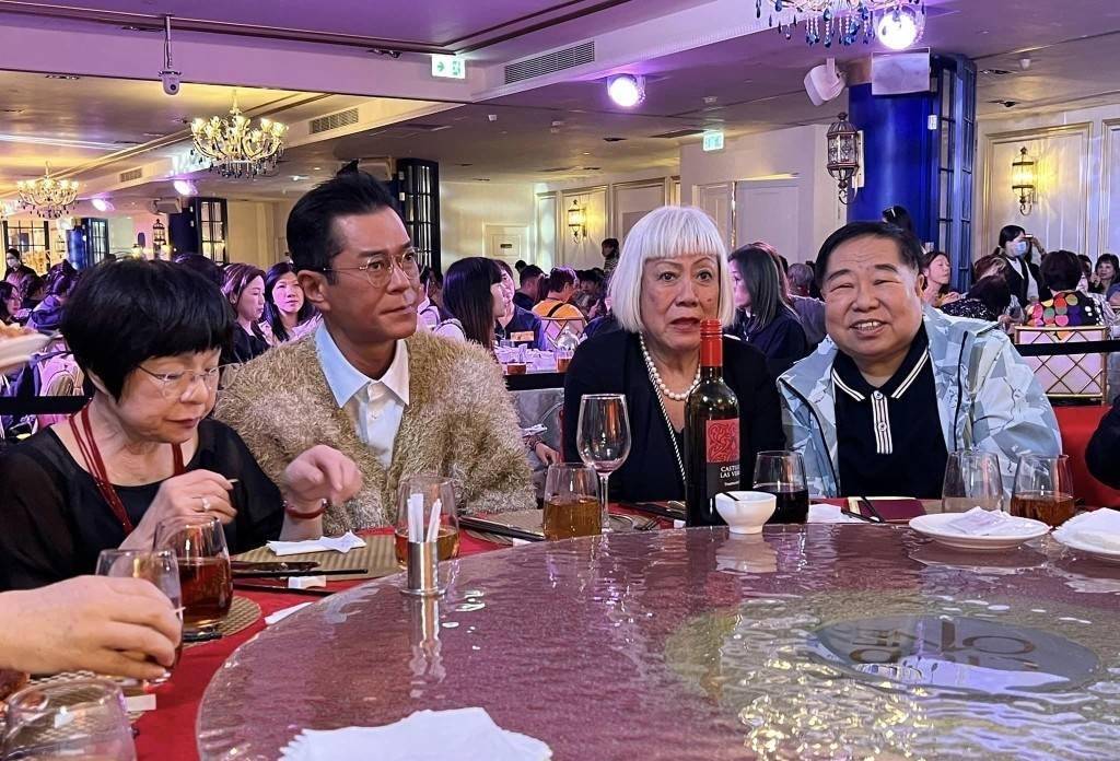 古天乐举办60桌宴会庆祝自己53岁生日,古妈妈戴着红色珠宝项链幸福