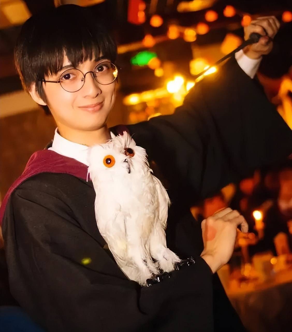 这名男教师是一名知名的网红青年学者因为经常扮演哈利波特受到