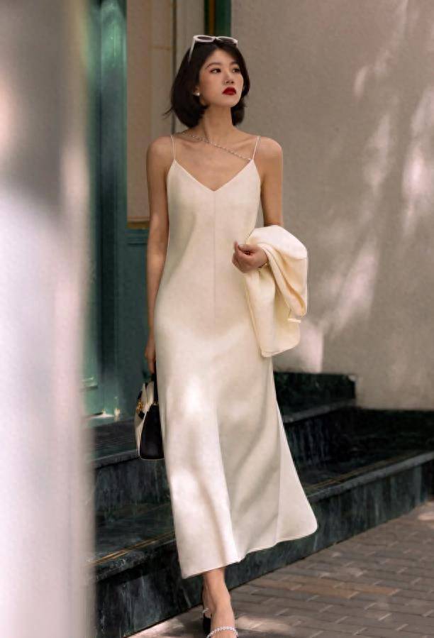 "腿粗胯宽"的女人,建议多穿这3种裙子,不仅洋气还显高显瘦