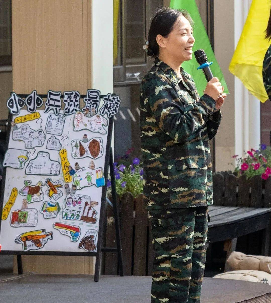 最后园长妈妈为小兵们打气加油鼓励孩子们在学军拓展活动中展现不怕