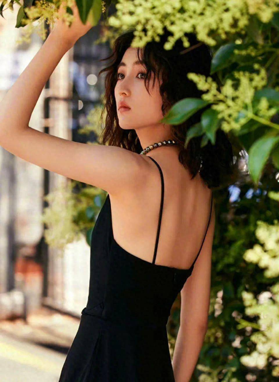 张子枫身穿吊带阔腿裤出席电影活动,她的服装风格越来越有品味了_演技