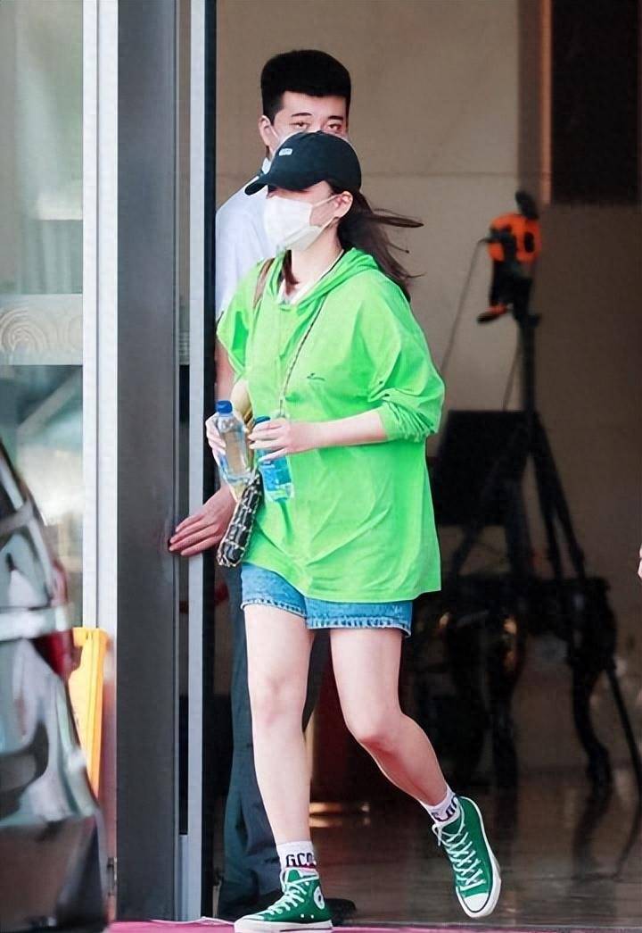 可爱的波波头搭配圆领,粗腿成为焦点_形象_女明星_发型