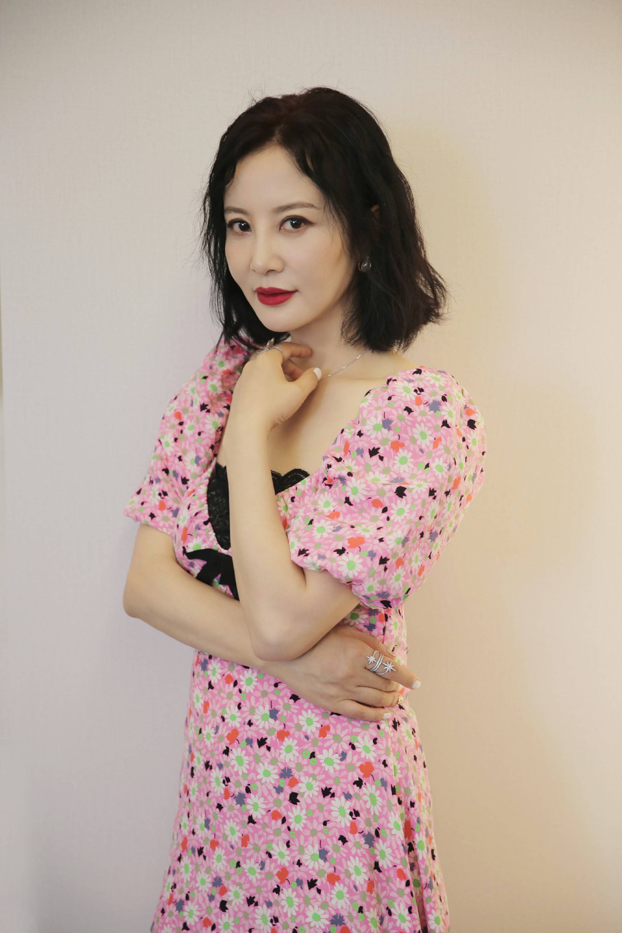 54岁仍旧妩媚风情,女神陶红,"凹凸身材"太性感!