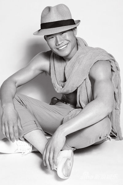 谢孟伟擅长武打,身材线条自然优越,又有"亚洲头号硬汉"之称的荧幕形象