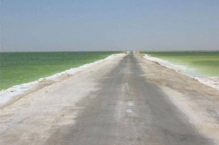 世界第二大盐湖在中国，全世界千年吃不完，盐多得铺公路(图2)