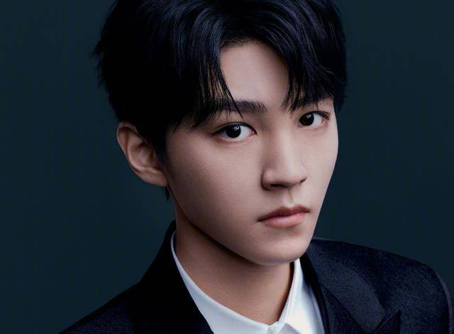 王俊凯吃饭扒菜被嘲,金大川委婉提醒气氛尴尬,粉丝发长文挽尊_网友