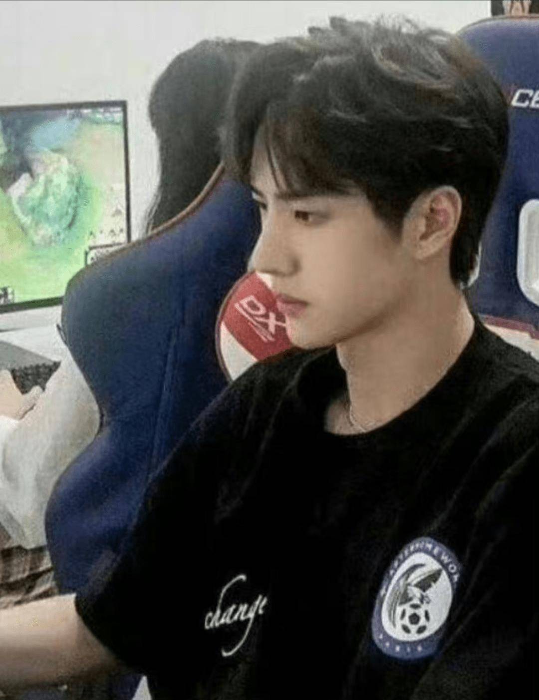 甚至当程耳宣布继续与王一博合作时,很多王八蛋嘲笑王一博资源匮乏,但